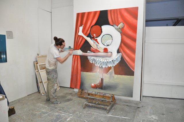 Vorhang auf: In seinem Karlsruher Atelier legt Axel Schmid letzte Hand an „Clown Toddy“.