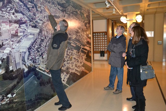Aus der Vogelperspektive: Rüdiger Leins zeigt den Gästen auf der Karte im Rathaus, wo sie im Laufe des Tages überall waren.