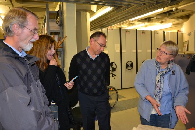 Unterstützung bei der Suche: Heidemarie Leins (rechts) ist als Vorsitzende des Vereins für Stadtgeschichte besonders engagiert.