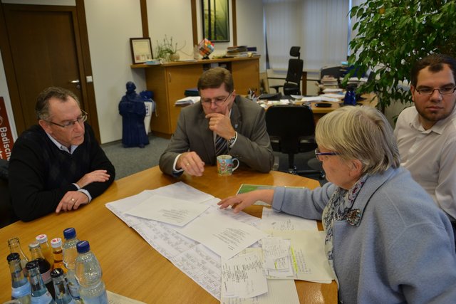 Abstecher ins Rathaus: Auch Oberbürgermeister Martin Wolff begrüßte den Besuch aus Amerika in seinem Büro und ließ sich den Stammbaum der Familie Wertheimer zeigen.