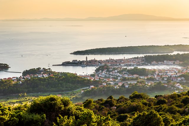 "Ein klassisches Landschaftsfoto von der Insel Rab, allerdings bei schwierigem Gegenlicht fotografiert und aus drei verschieden belichteten Aufnahmen zusammengesetzt." | Foto: Bernhard Brenner
