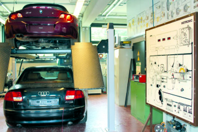 Ausgemusterte Fahrzeuge dienen als Lehrmittel.