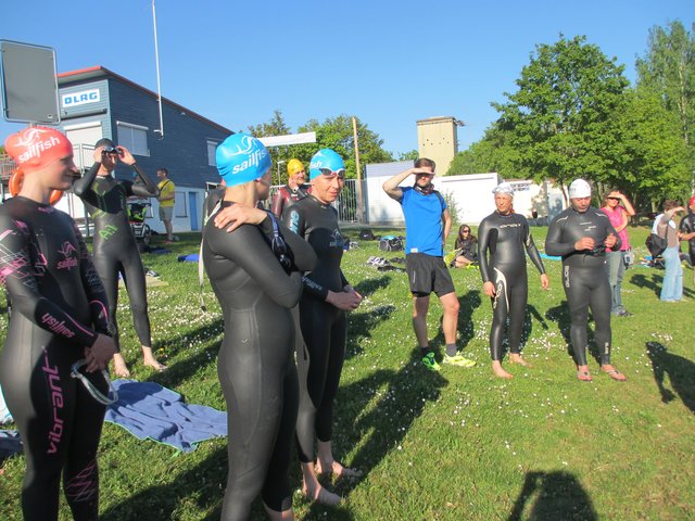 Carmen Lorenz (blaue Badekappe mit Schwimmbrille) führt die kleine Runde an.