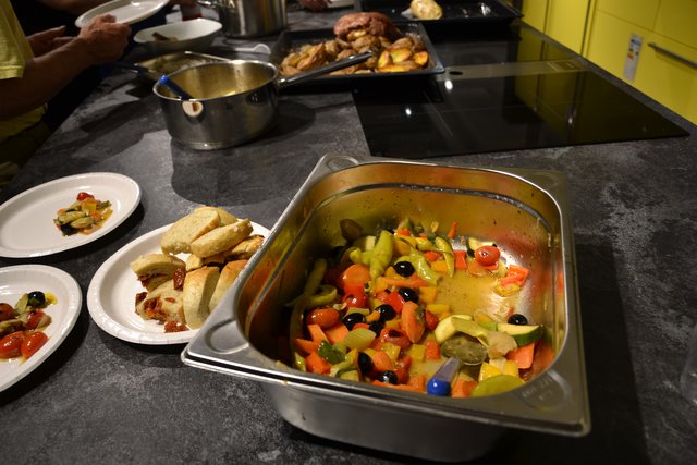 Buntes mediterranes Gemüse und Baguette – wer da keinen Appetit bekam … | Foto: jf