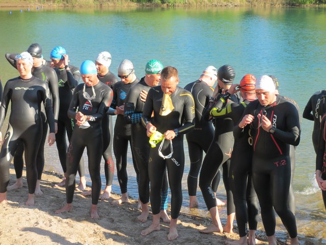 Trick gegen kalte Wassertemperaturen: Holger Lorenz (Mitte) zieht zwei Badekappen übereinander.