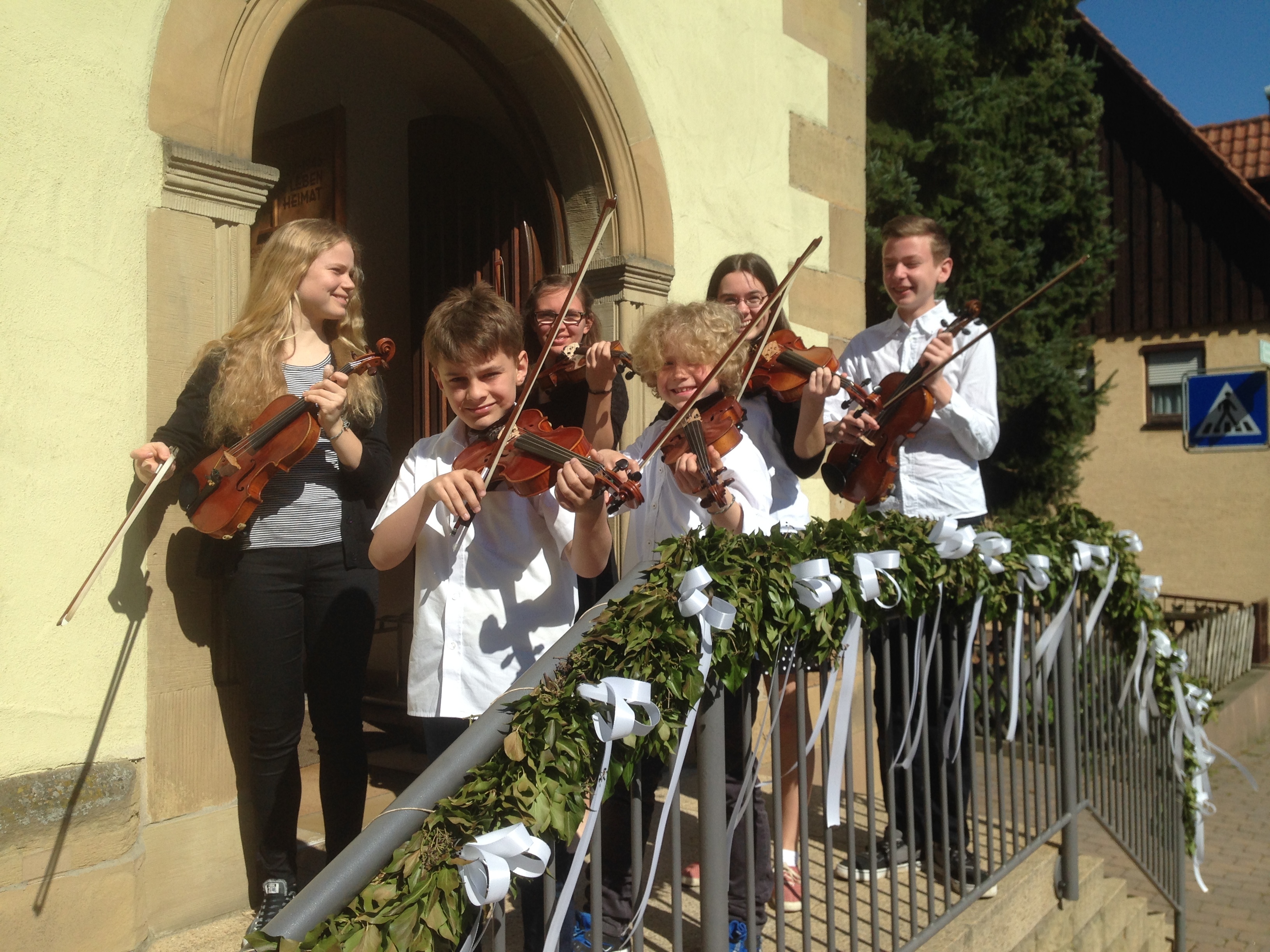 Mit viel Schwung und Freude präsentieren die jungen Violinisten im Gottesdienst Stücke von Mozart und Vivaldi.