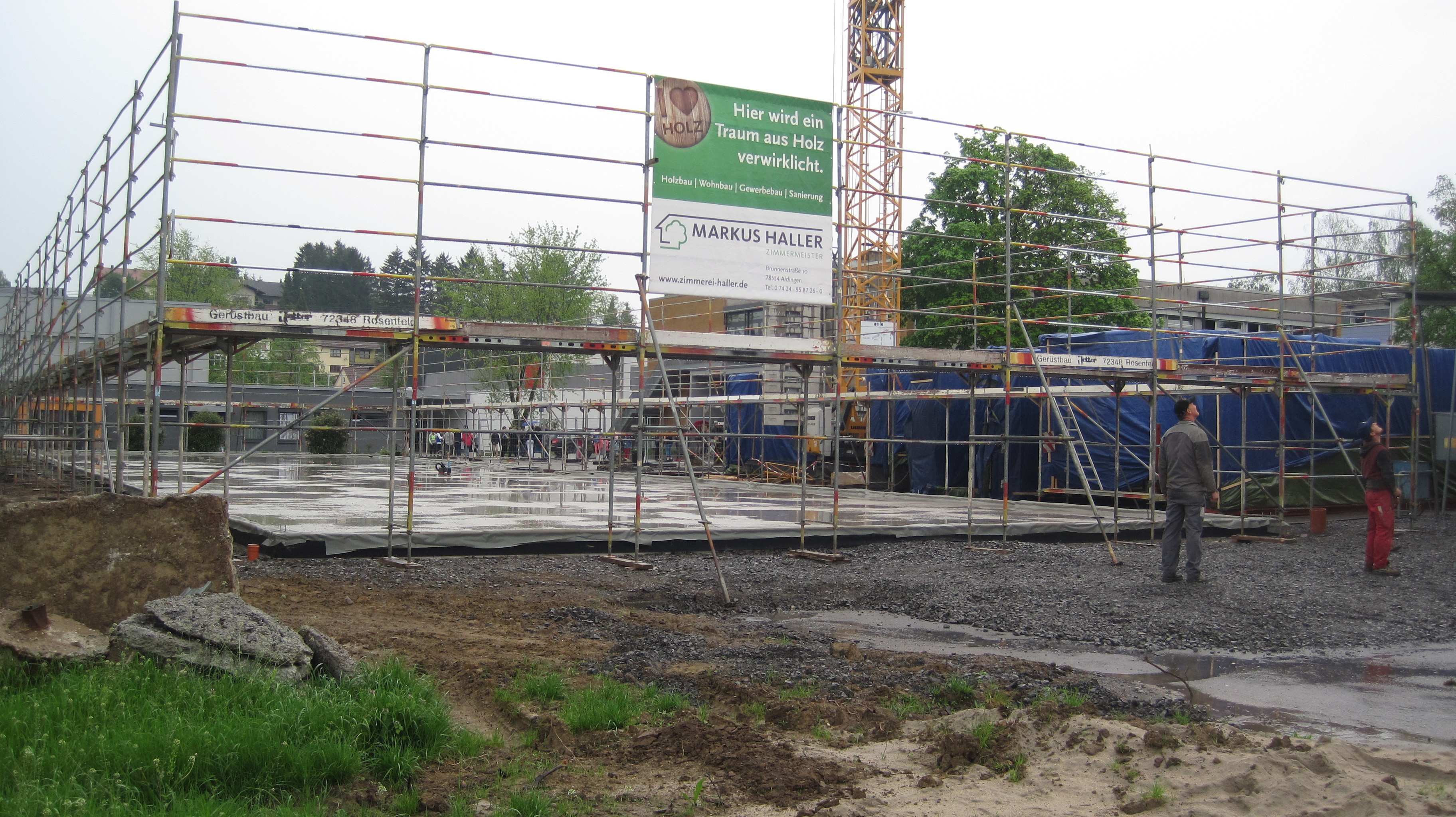 In Umrissen bereits erkennbar: Diese Woche werden die Fertigteile des Schulerweiterungsbaus in Sulzfeld zusammengefügt.