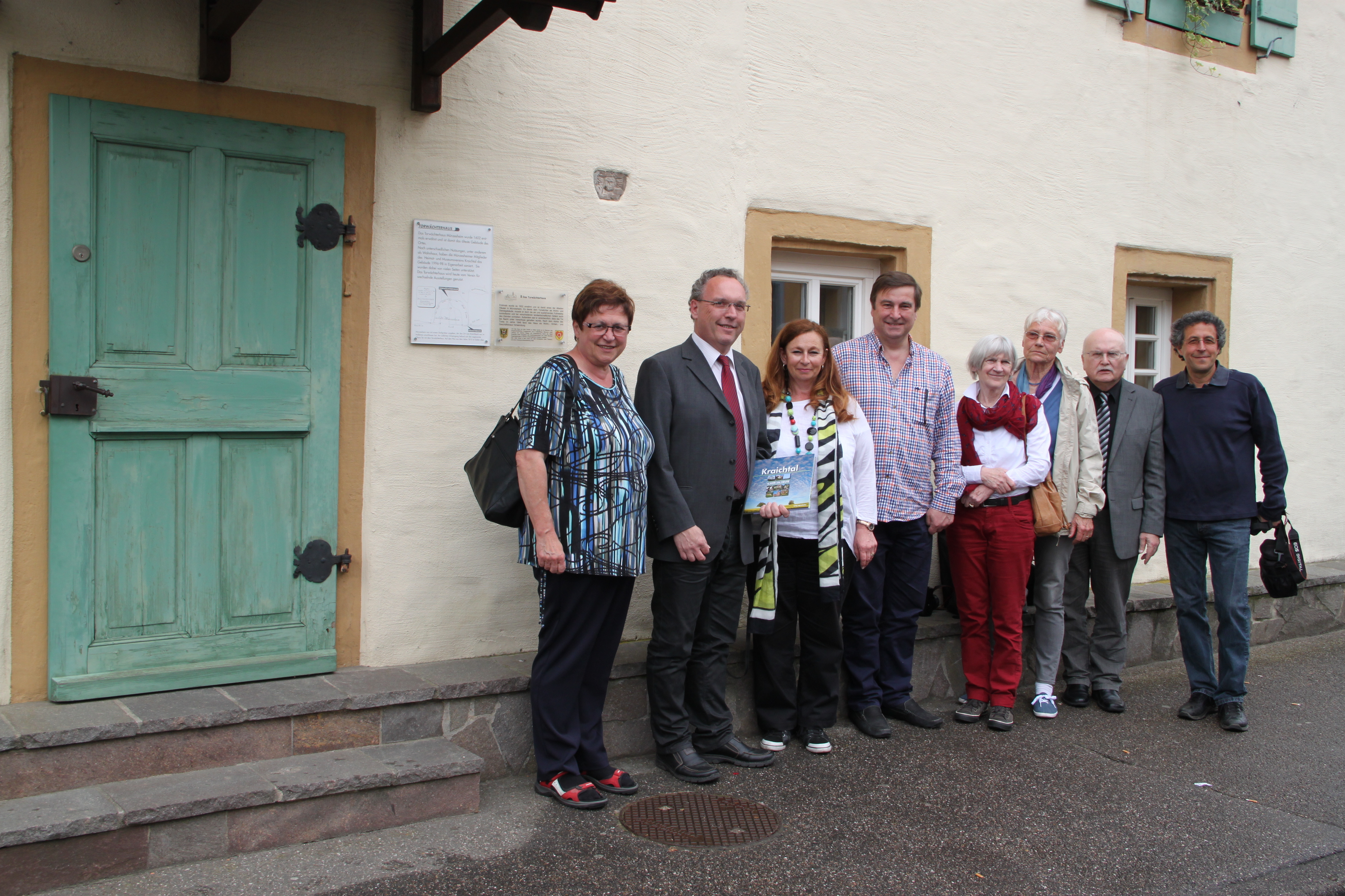 Suzie Mould (Dritte von links) gemeinsam mit ihrem Ehemann und Begleitung sowie „Gastgeber“ Alfred Richter, Bürgermeister-Stellvertreter (Zweiter von links), vor dem Torwächterhaus in Münzesheim.