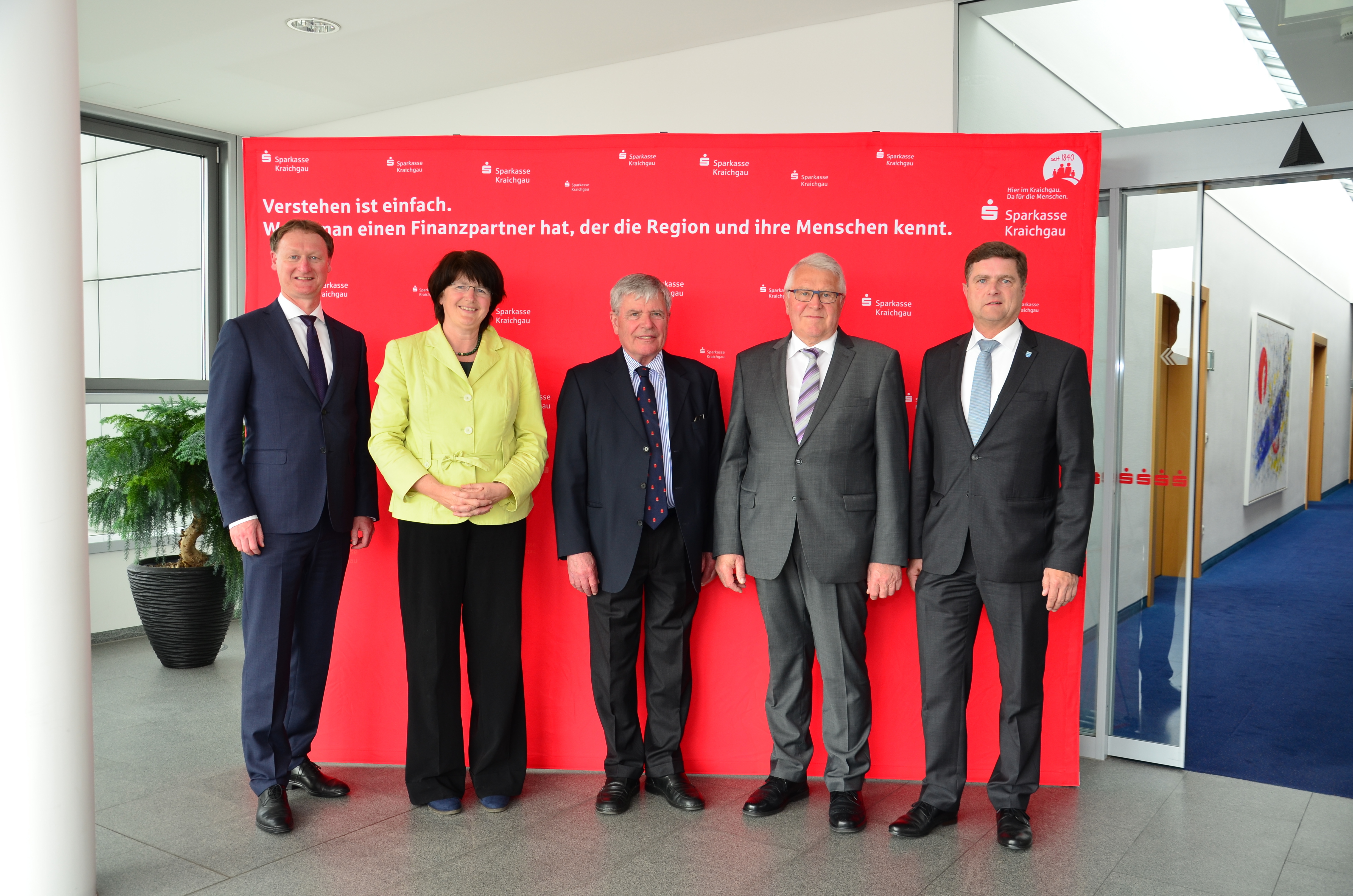 Ehrer und Geehrte (von links): Der Vorstandsvorsitzende der Sparkasse Kraichgau Norbert Grießhaber und die Verwaltungsratsvorsitzende und Oberbürgermeisterin der Stadt Bruchsal Cornelia Petzold-Schick zusammen mit den frischgebackenen Trägern der Sparkassenmedaille Gerd Bischoff und Friedbert Mayer und dem Brettener Oberbürgermeister und stellvertretenden Verwaltungsratsvorsitzenden Martin Wolff.