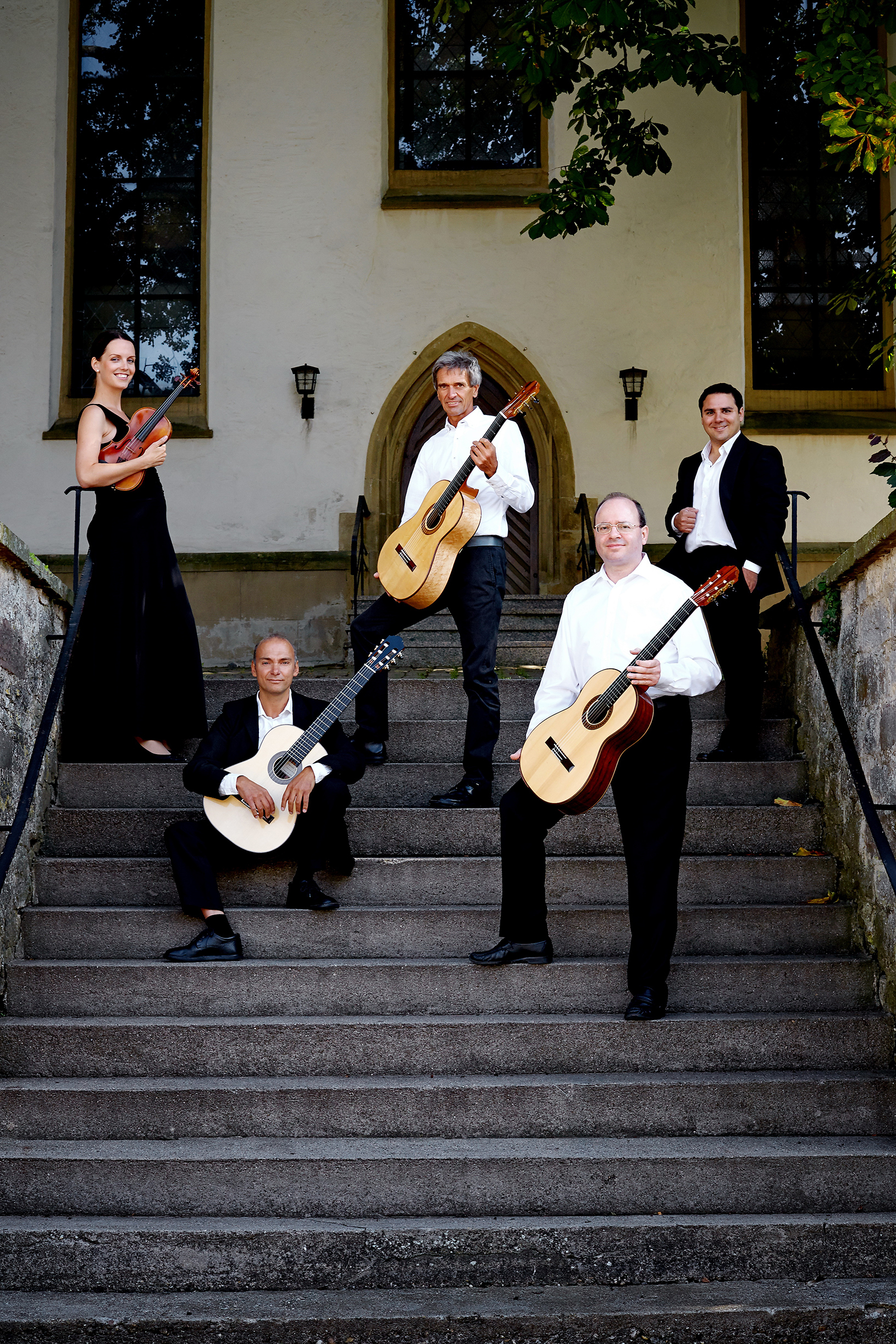 Sentima entführen auf eine musikalische Reise mit Gitarre, Gesang und Violine.
