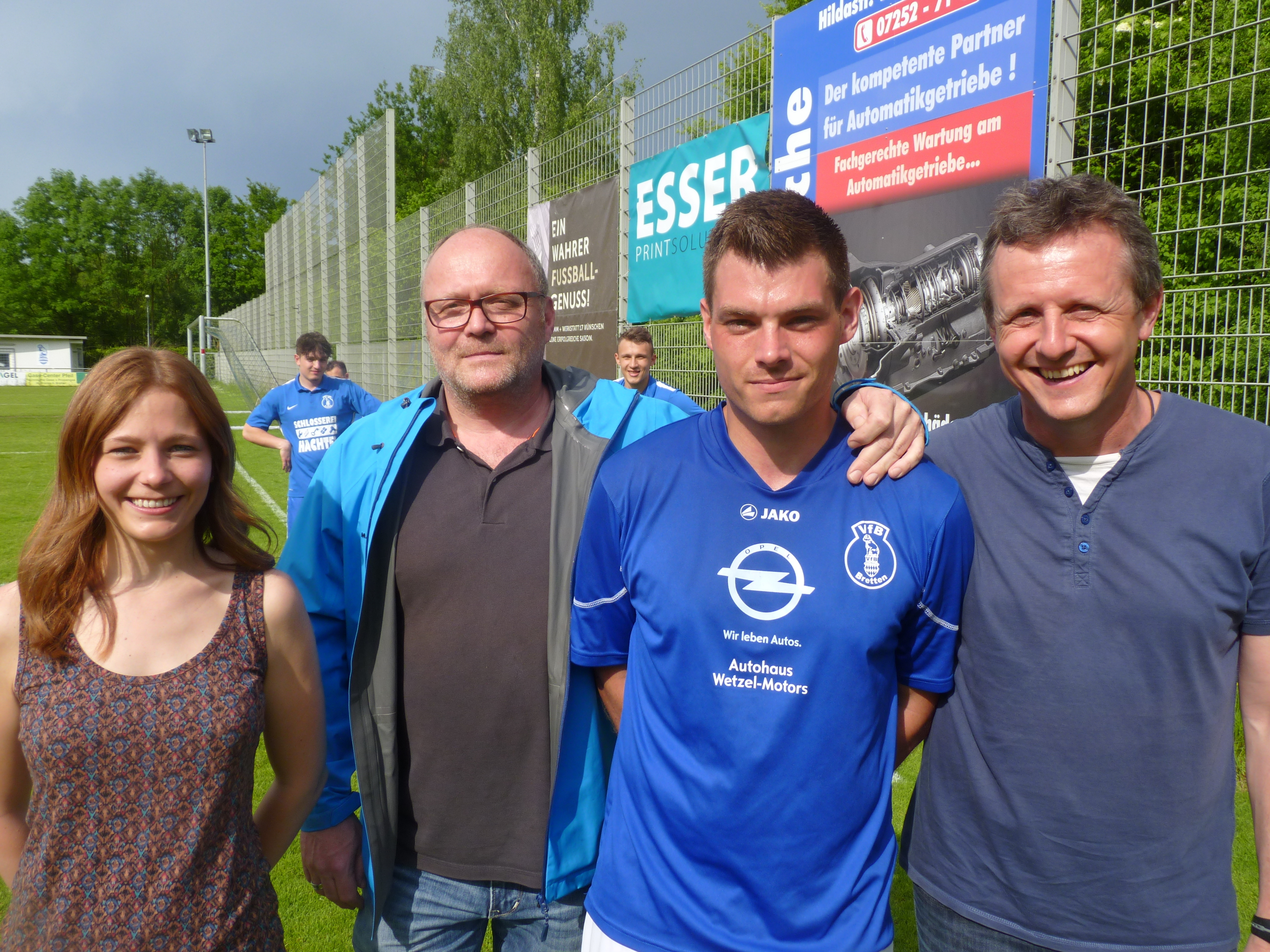 Dominic Prüfer (zweiter von rechts) bei der Verabschiedung durch die zweite Vorsitzende Fabienne Hachtel und den sportlichen Leitern Roland Pascher (zweiter von links) und Wolfgang Hermann (rechts).
