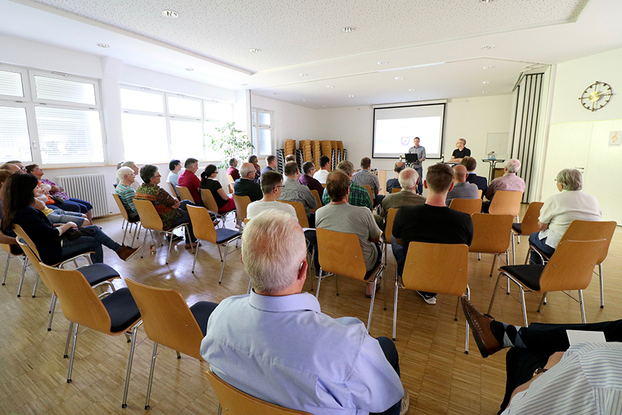 Die Diedelsheimer Bürger Michael Graf und Michael Ganzhorn haben gestern, 26. Mai, einen Info-Abend zum Glasfaser-Ausbau in Bretten organisiert.