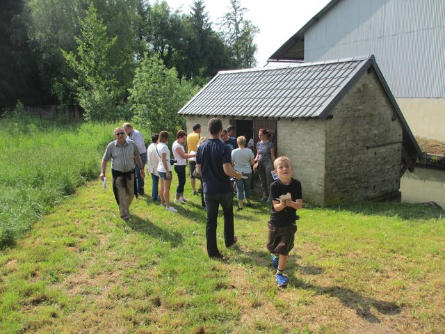 Eine Dorfrallye führte unter anderem zum alten Waschhaus am Flüsschen Retourne.
