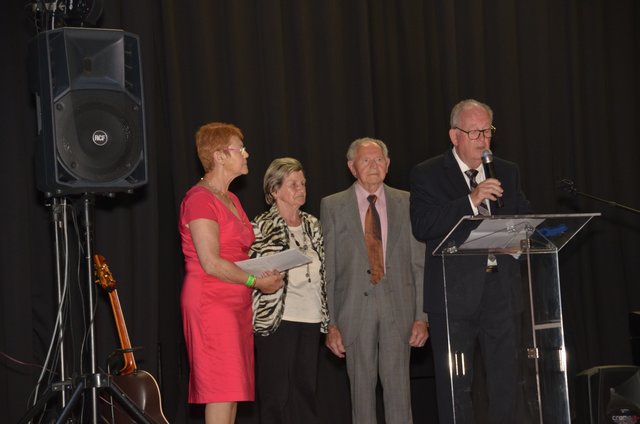 Bürgermeister Fège ehrte Berthold Gerweck (2.v.r., neben ihm seine Frau Gisela), der in 45 Jahren an jedem Austausch der beiden Orte teilgenommen hat. | Foto: Manon Gambier