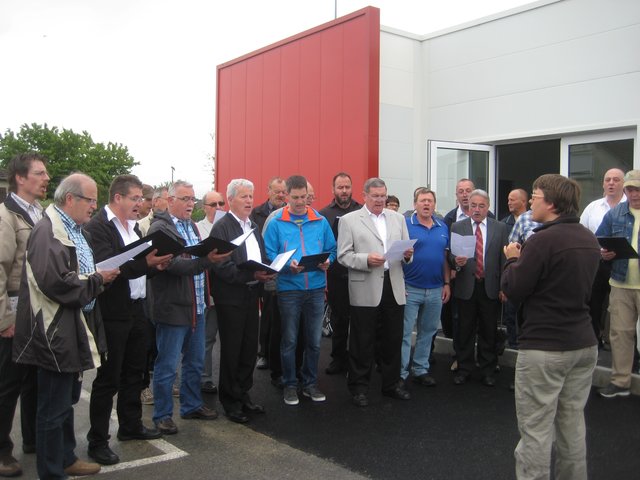 Der Männergesangverein aus Neibsheim umrahmte die Einweihung mit einem spontanen Ständchen.