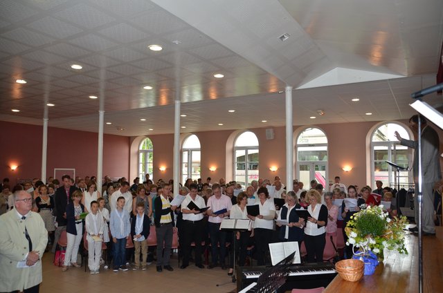 Gottesdienst mit Liedbeiträgen des Neibsheimer Kirchenchors und des Neuflizer Chors. | Foto: Manon Gambier