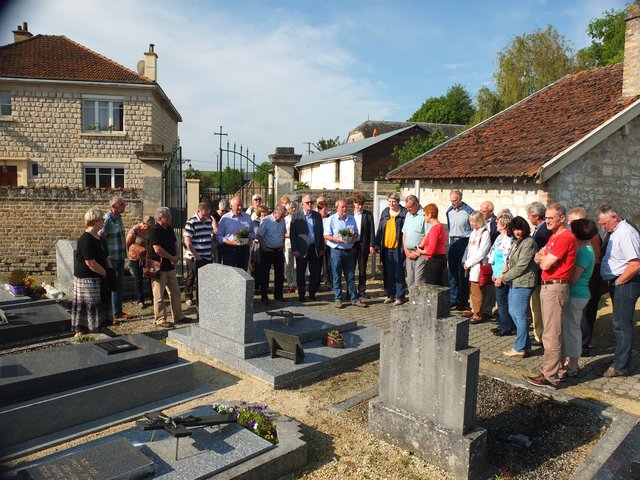 Auf dem Friedhof von Neuflize wurde an die Verstorbenen erinnert. | Foto: Manon Gambier
