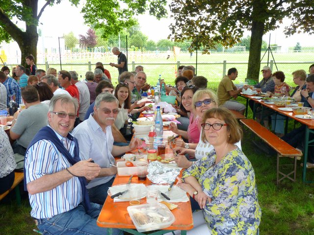 Gemütliches Picknick am Fußballplatz. | Foto: Marie-Anne Liebart