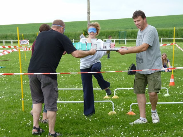 Beim Kellnerspiel galt es, ein Tablett mit Getränken über Hindernisse zu transportieren. | Foto: Marie-Anne Liebart