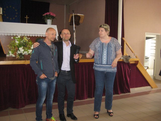 Jürgen Dulkies (links) war die 436 Kilometer nach Neuflize in zwei Tagesetappen mit dem Fahrrad angereist.