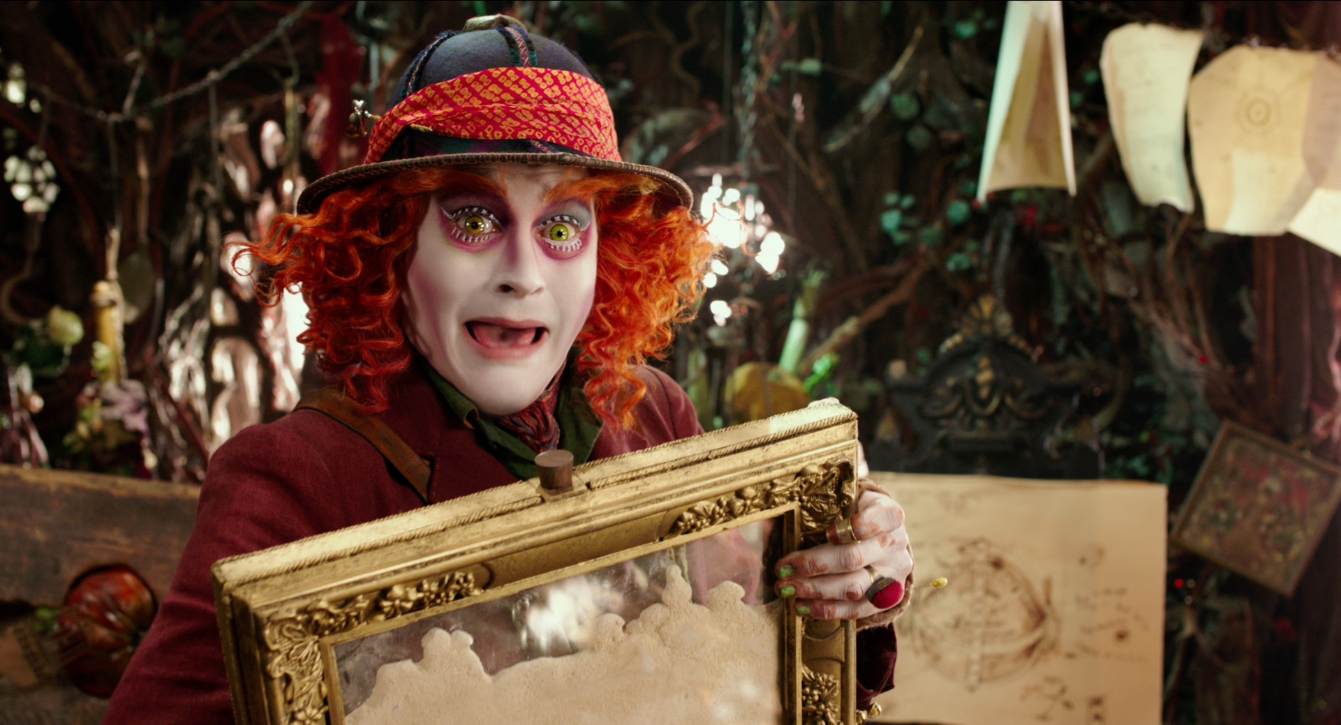 Alice in Wunderland 2 - Hinter den Spiegeln: Der Verrückte Hutmacher, gespielt von Johnny Depp, braucht dringend die Hilfe von Alice.