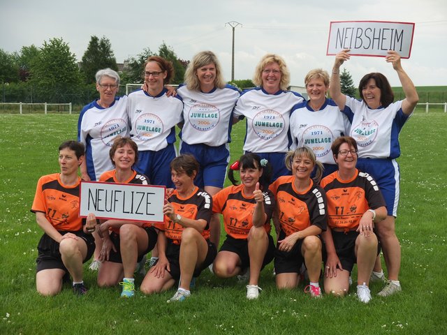 Die Damen-Fußballmannschaften.