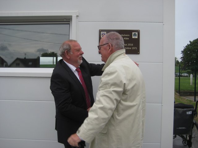 Der Neibsheimer Ortsvorsteher Rolf Wittmann bedankt sich bei Jean-Claude Fège, Bürgermeister von Neuflize, für die Einweihung der Neibsheimer Allee.