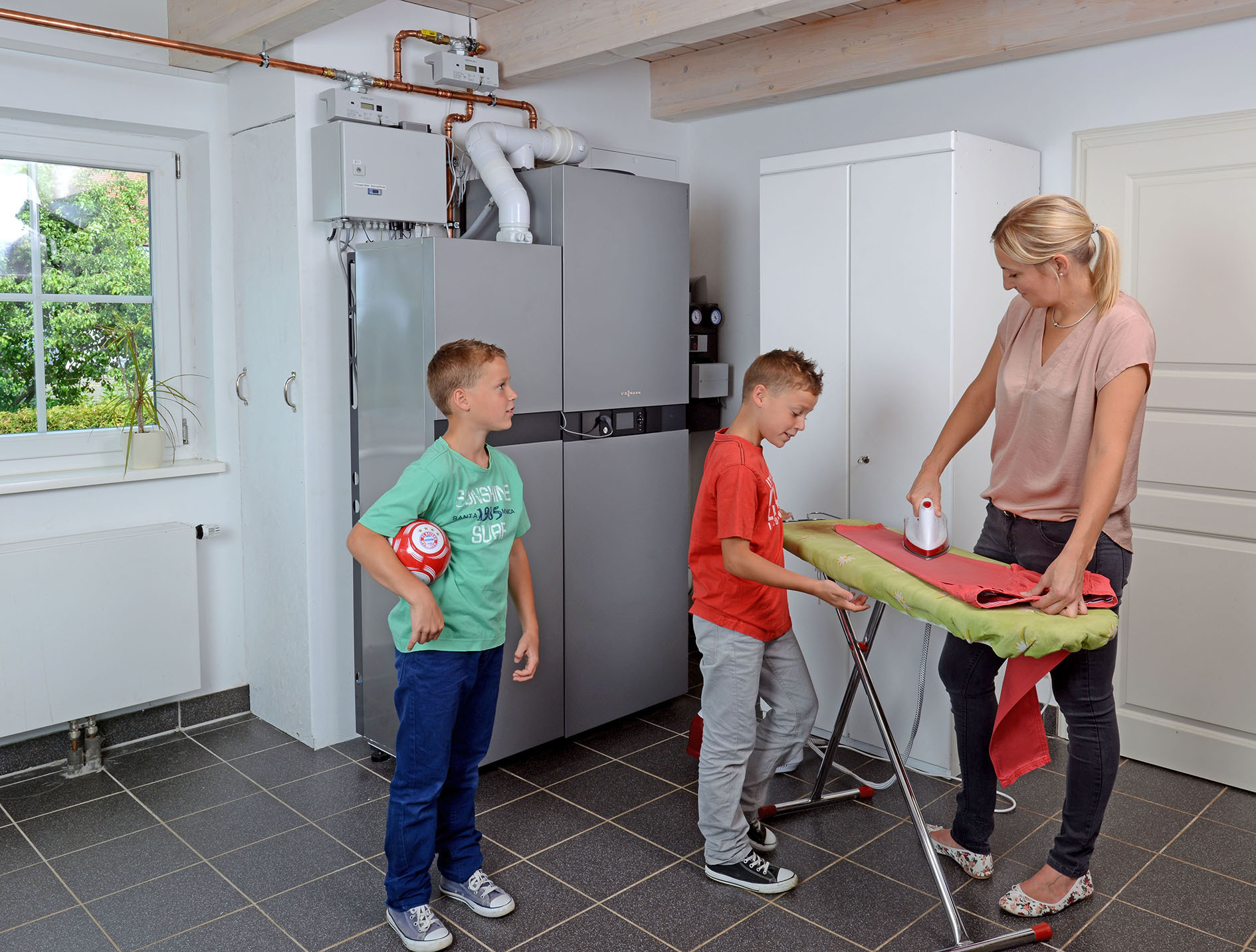 Dank gesunkener Anschaffungspreise und hoher Förderung sorgen kompakte Brennstoffzellenheizgeräte kostengünstig für Wärme und Elektrizität. Foto: djd/Viessmann