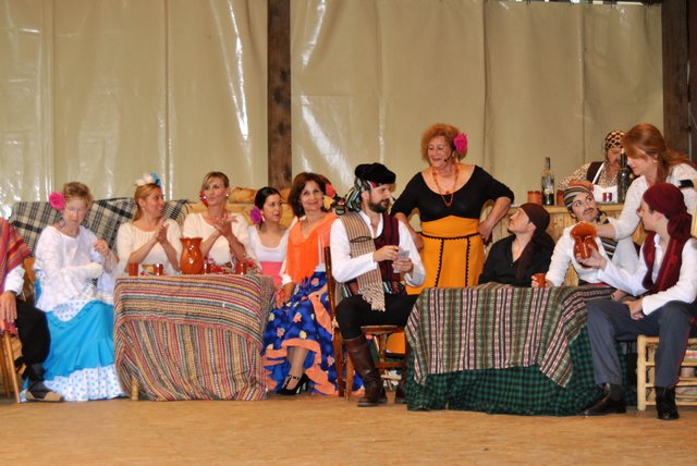 Die Theatergruppe der spanischen Partnergemeinden Benaoján und Montejaque spielte ein Stück über die Befreiung von napoleonischer Besatzung. | Foto: Haller