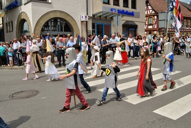 Mit etlichen Schulklassen war auch die Faust-Schule wieder mit von der Partie, die Erst- und Zweitklässler als Ritter und Burgfräulein. | Foto: Haller