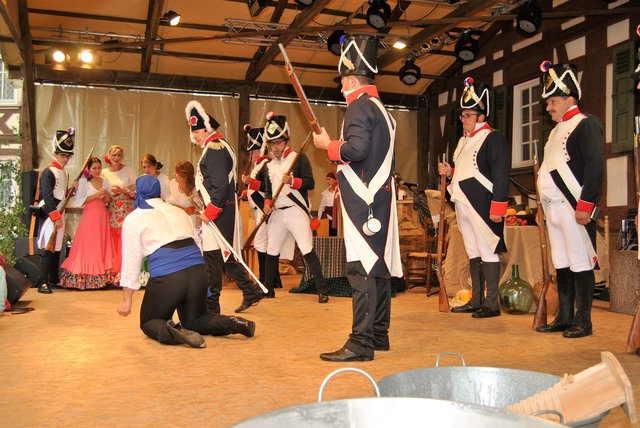 Die spanischen Schauspieler traten in den typischen Kleidern des 18. Jahrhunderts auf. | Foto: Haller