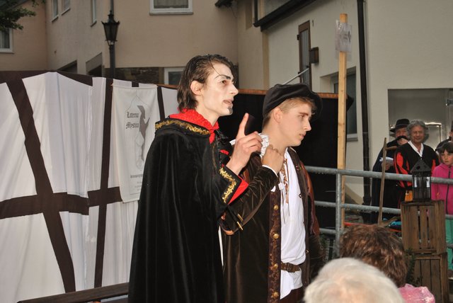 „Faust und der Feuerteufel“ führte die Knittlinger Schauspielgruppe „Laterna Mystica“ auf dem Kirchplatz neben dem Faust-Museum auf. | Foto: Haller