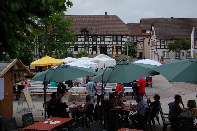 Gemütliche Atmosphäre auf dem Marktplatz in Kürnbach.