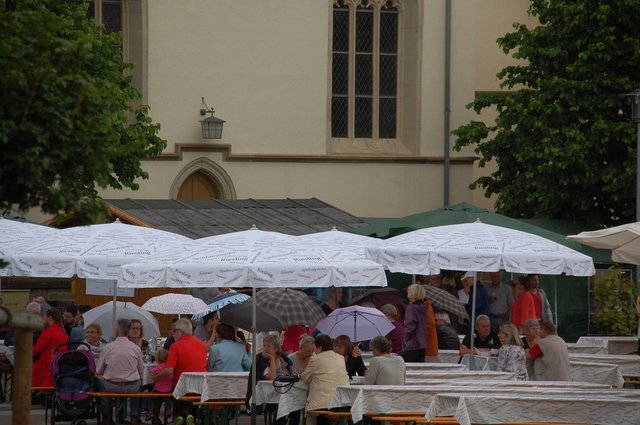 Auch der manchmal einsetzende Regen konnte die Besucher des Weinfestes nicht beeindrucken.