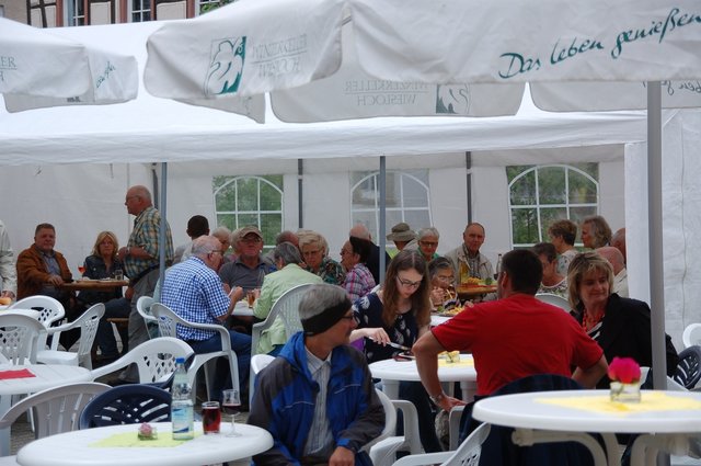 Man trifft sich, trinkt Wein isst gut und unterhält sich.