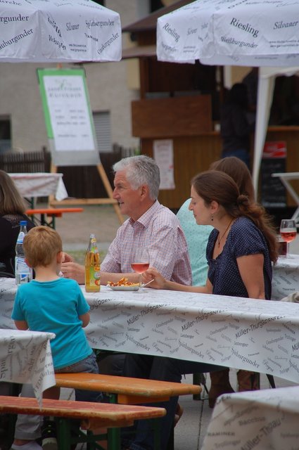 Ein Glas Wein und eine Apfelschorle. Für Groß und Klein das richtige in Kürnbach.