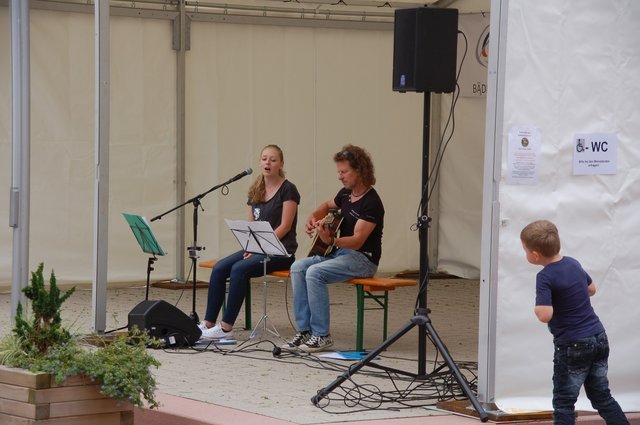 Ingrid Bubenitschek-Köhler und Raphael Gegenheimer unterhielten die Besucher mit ihren Liedern bestens.