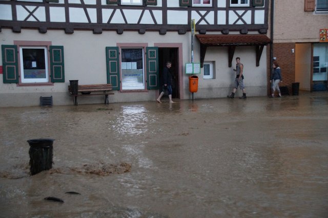 Mit den Wassermassen kam viel Schlamm von den umliegenden Hängen. | Foto: privat