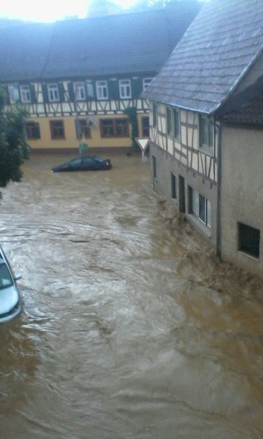Autos wurden streckenweise von den Fluten im Steiner Ortskern mitgeschwemmt. | Foto: privat