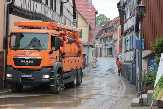 Die Straßen werden langsam vom Schlamm befreit.