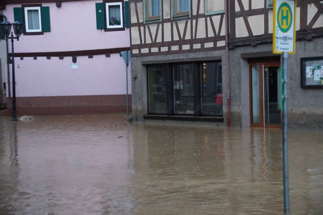 Auch viele Geschäfte in der Steiner Ortsmitte wurden von den Fluten in Mitleidenschaft gezogen. | Foto: privat