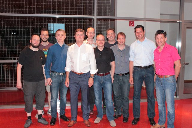 Die Mitglieder der Bürgerinitiative Glasfaser Bretten mit OB Wolff (Vierter von links).