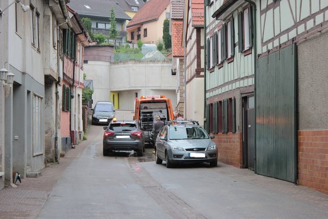 An allen Stellen werden die Folgen des Wassers beseitigt.