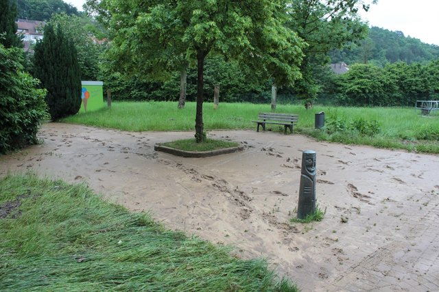 Der Matsch verteilte sich nach dem Hochwasser überall.