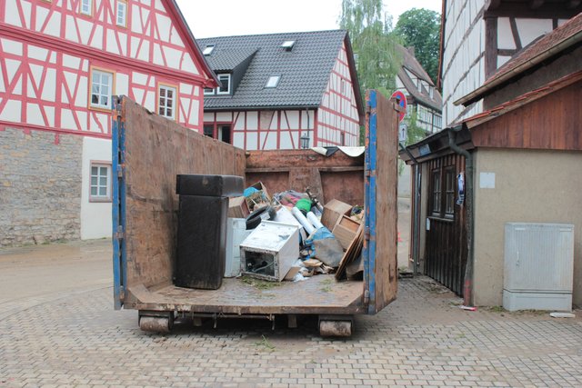 Der Container füllt sich mit Müll nach dem kurzen Hochwasser.