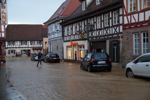Sturzbäche ergossen sich durch die Steiner Straßen und sammelten sich in der tiefer liegenden Ortsmitte. | Foto: privat