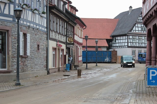 Dreckige Straßen nach den Fluten.