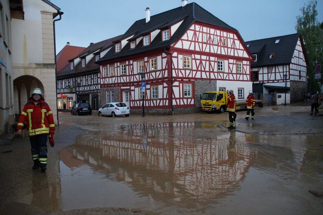 Der schnelle Abfluss der Wassermassen aus dem Steiner Ortskern sorgte für Entspannung auch bei der Steiner Feuerwehr. | Foto: privat
