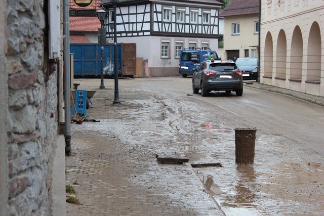 Die Gullis sind ebenfalls voller Schlamm und Matsch.