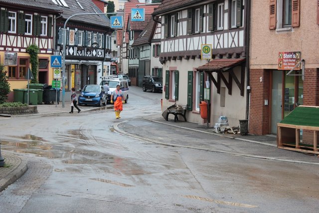 Langsam säubern sich die Straßen in Stein.
